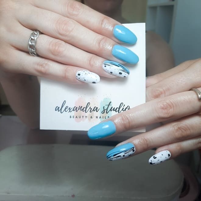 manicura fantasía en uñas acrílicas